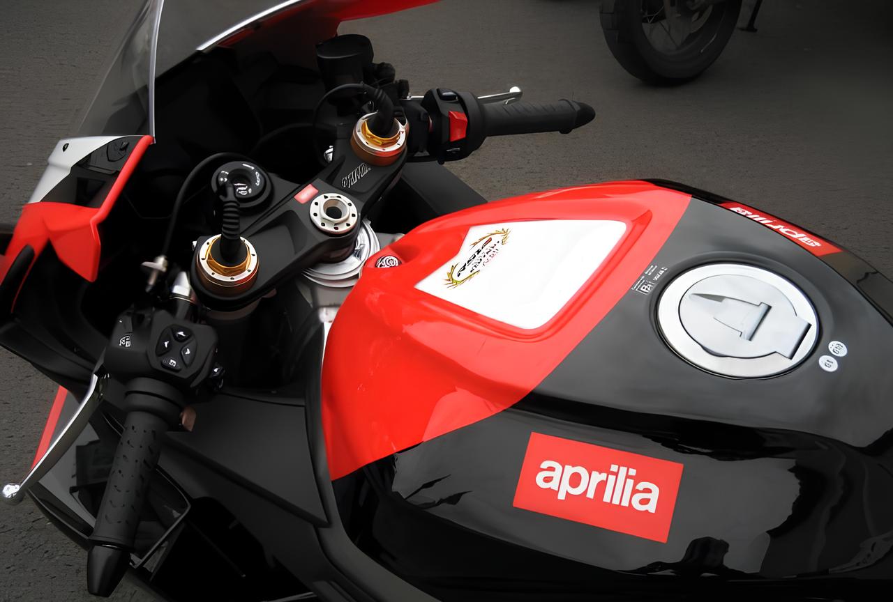 F&T Fahrzeug-Technik GmbH - Ihr Motorradhändler und Motorradwerkstatt in Freital, Dresden, Sachsen und deutschlandweit - RSV 4 1100 Factory SE-09 SBK Nr.121 - Bild